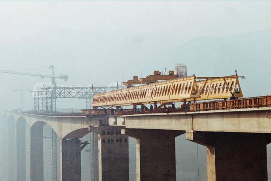 华中建机HZQ50-160运架一体架桥机外观图