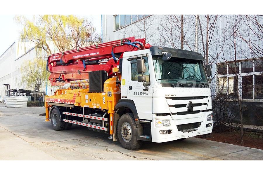 青岛科尼乐ZZ5207N4617E1重汽豪沃33米混凝土泵车图片