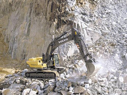 沃尔沃EC360B挖掘机岩石作业