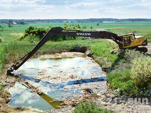 沃尔沃EC290B挖掘机湿地作业
