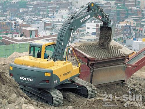 沃尔沃EC210B挖掘机装载作业