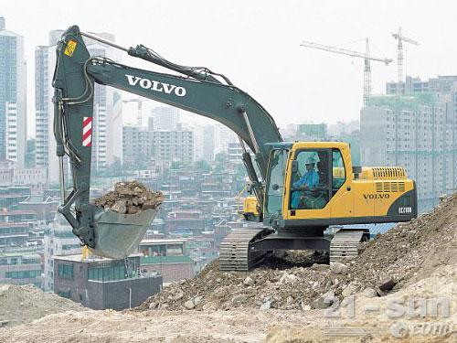 沃尔沃EC210B挖掘机挖掘作业外观图