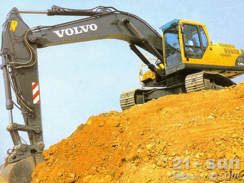 沃尔沃EC290B挖掘机挖掘作业外观图