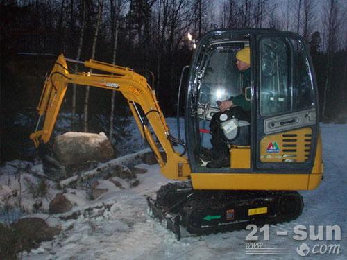 卡特重工CT18-7BP挖掘机雪中英姿