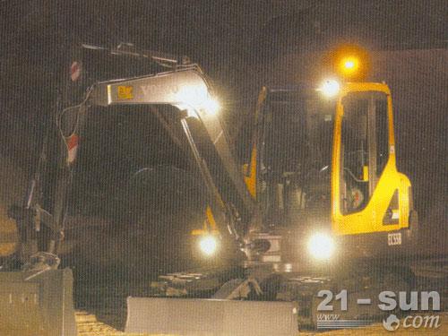沃尔沃EC55B Pro挖掘机夜间作业外观图